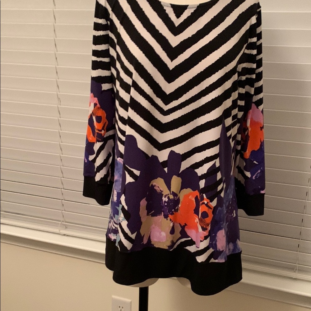 Venue Sz L Striped Floral Tunic Top